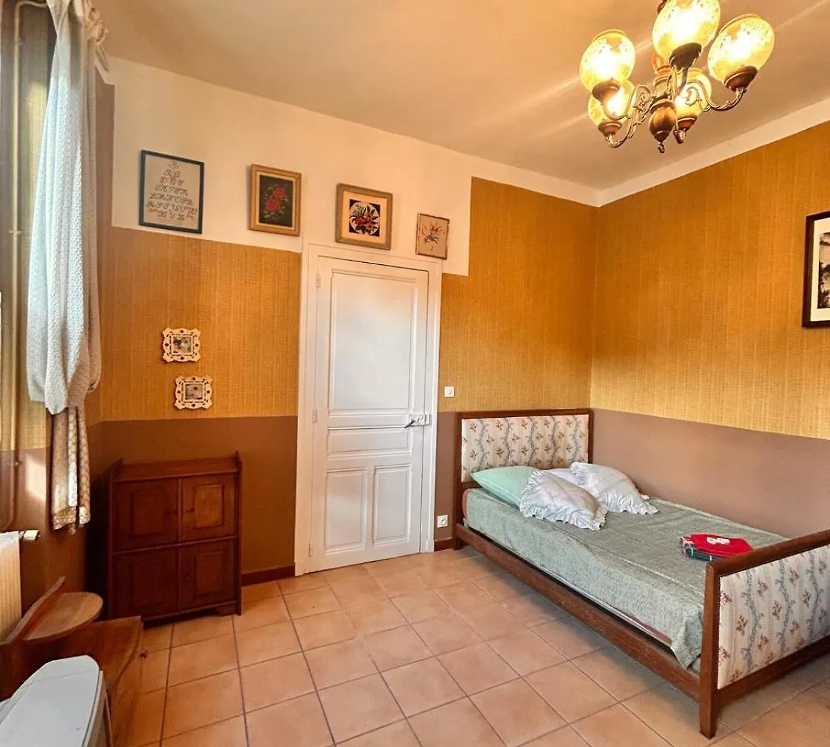 La Maison De Charles Montauban 0*,  França